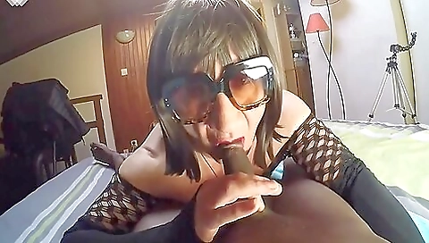 Mature ebony woman shows her deepthroat in the shower